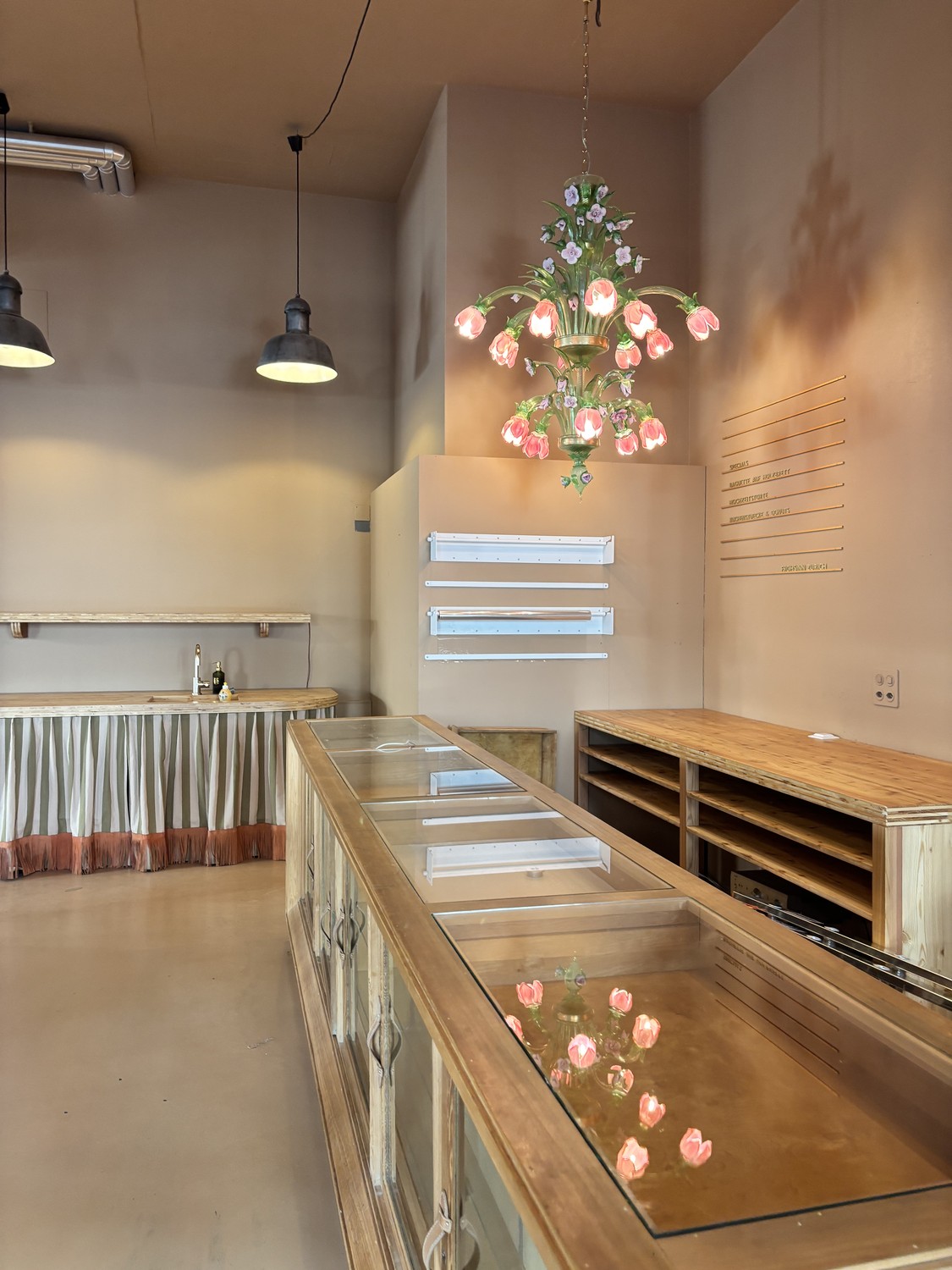 133m² shop