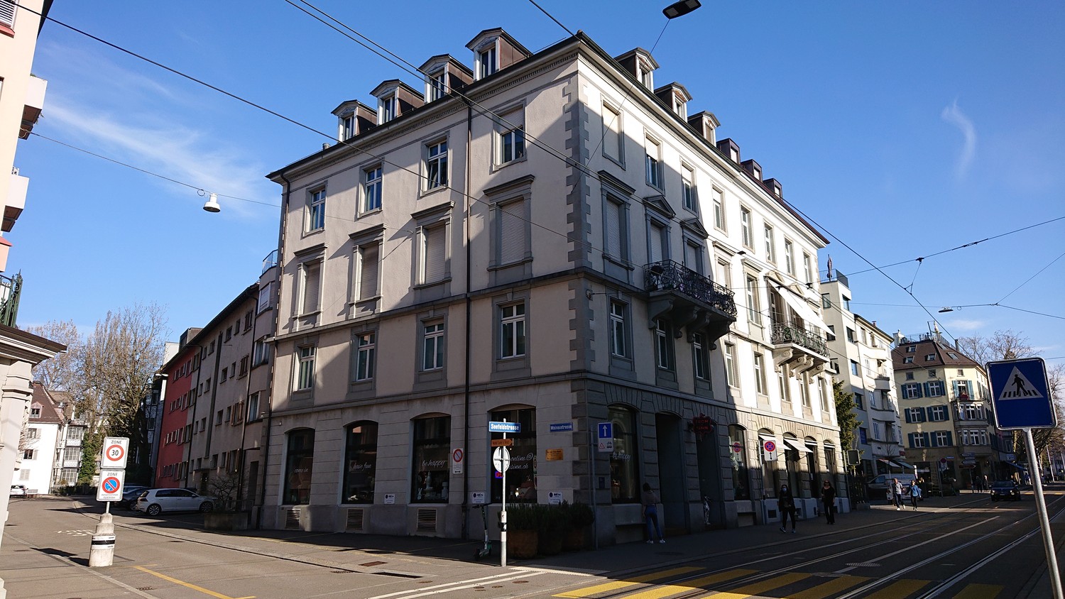133m² shop