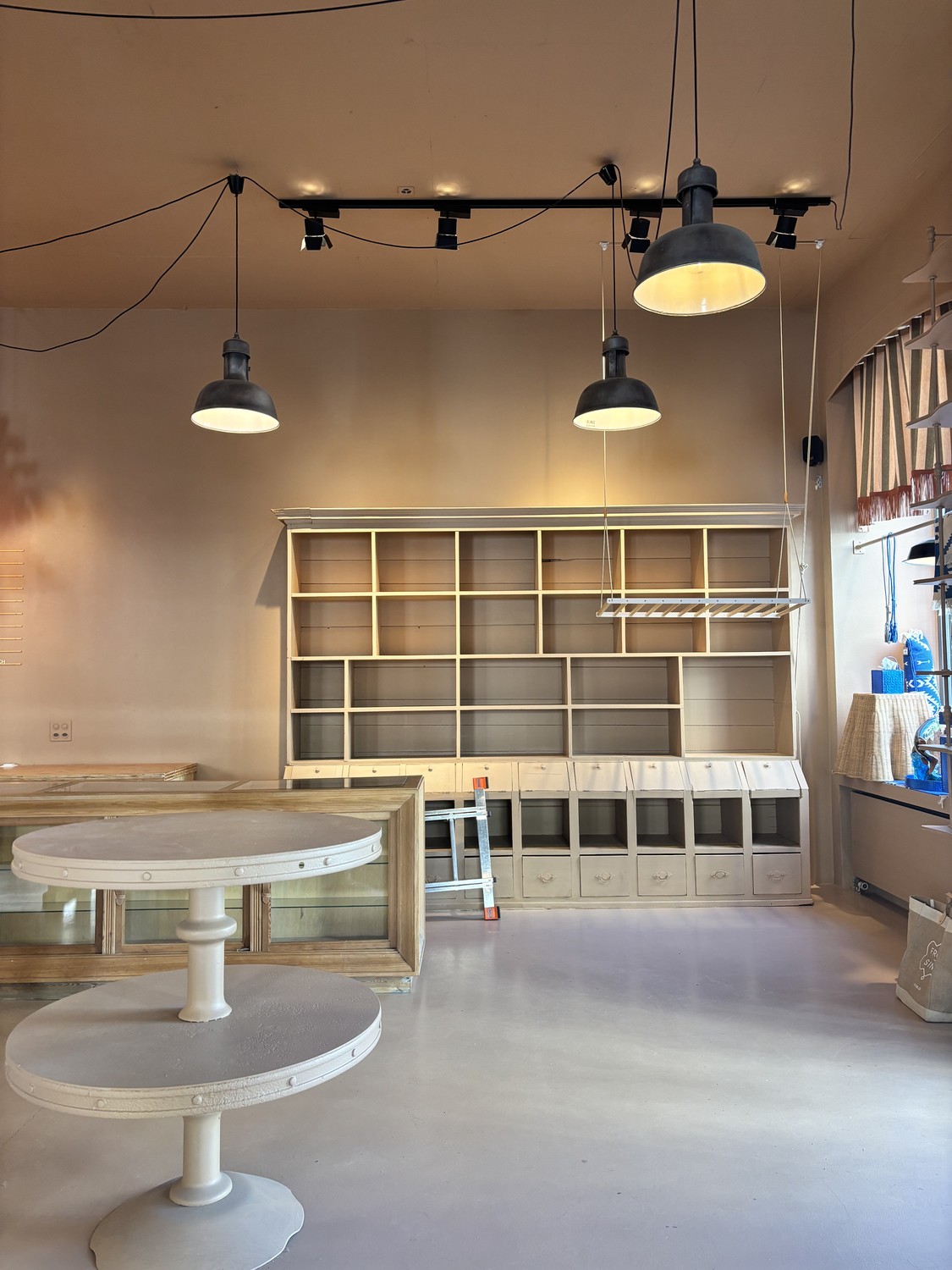 133m² shop